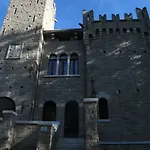 Un Nido Nella Torre Del Castello *