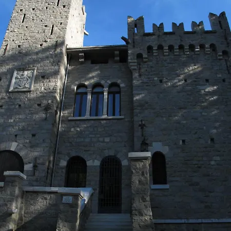 Un Nido Nella Torre Del Castello *